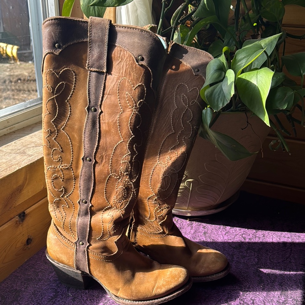 CORRAL VINTAGE Brown Leather Cowboy Boots with Embroidered Design